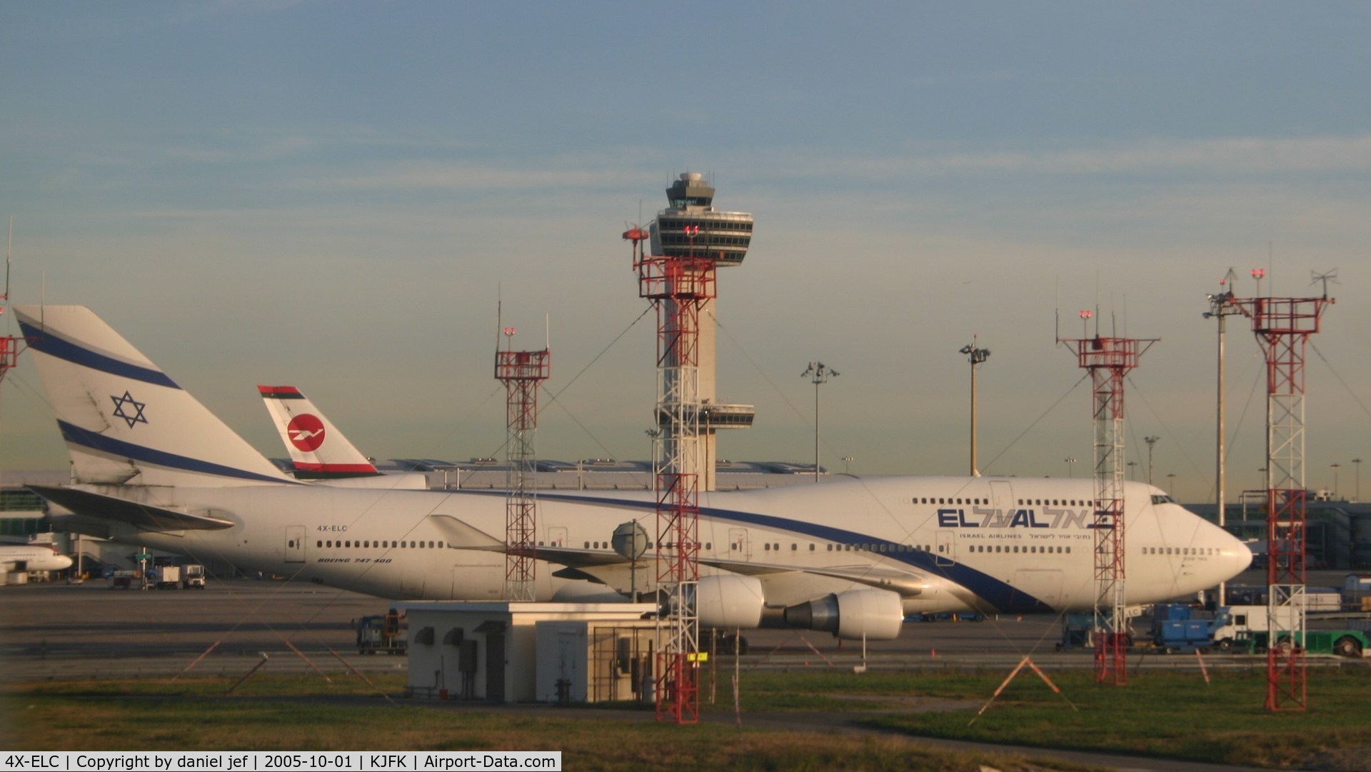 4X-ELC, 1995 Boeing 747-458 C/N 27915, taxing to the runway