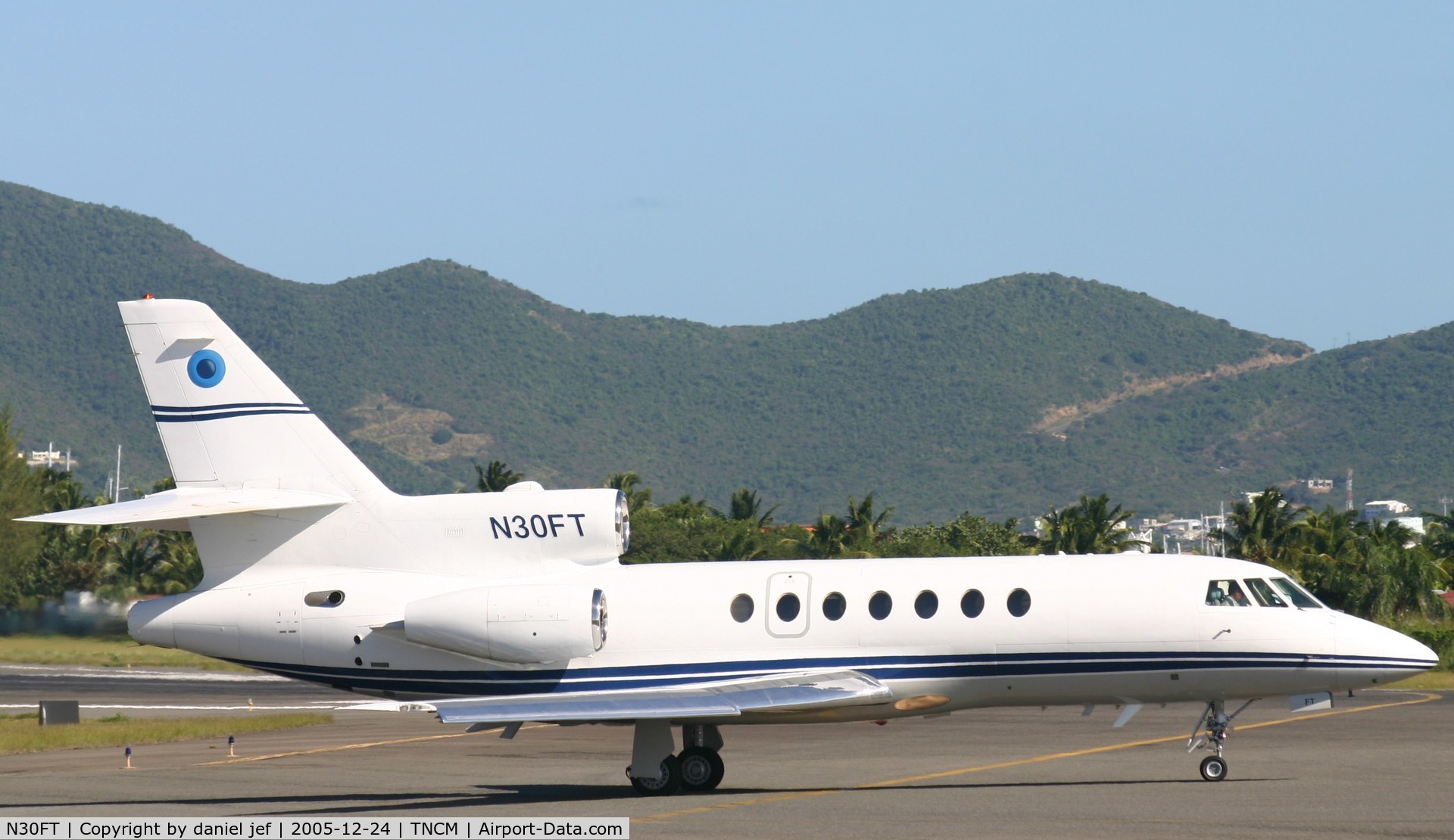 N30FT, 1998 Dassault Falcon 50EX C/N 271, taxing to the runway
