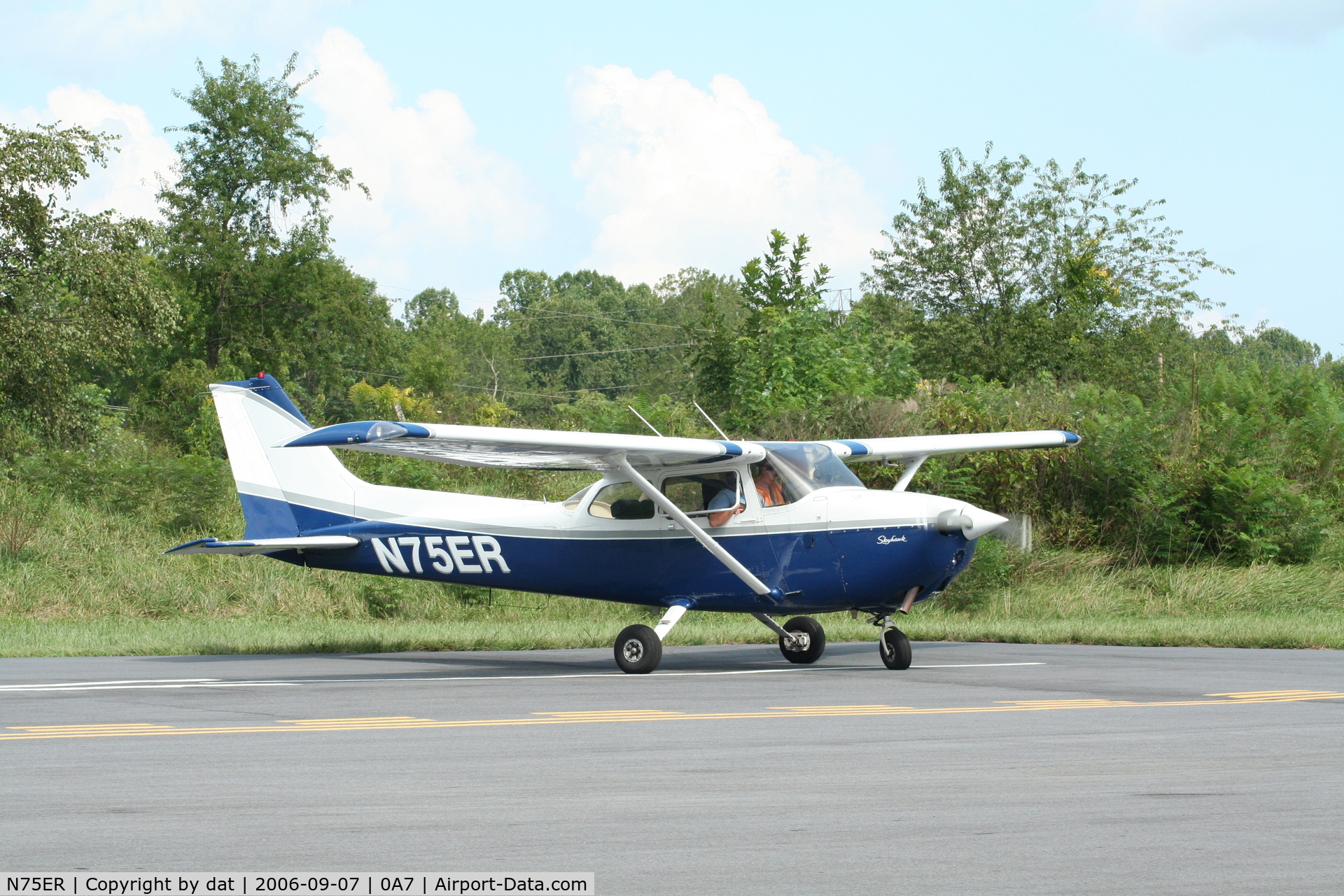 N75ER, Cessna 172N C/N 17269776, positioning for departure rwy 33