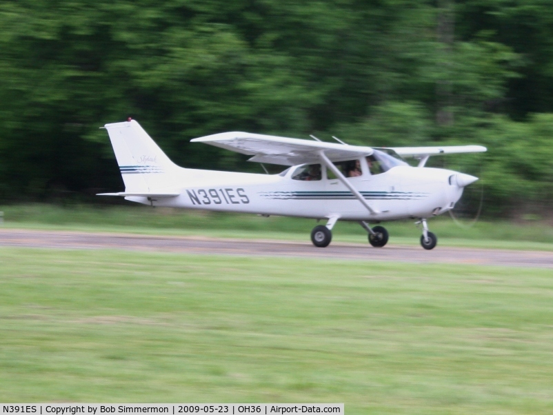 N391ES, 1997 Cessna 172R C/N 17280130, Departing Riverside breakfast fly-in at Zanesville, Ohio
