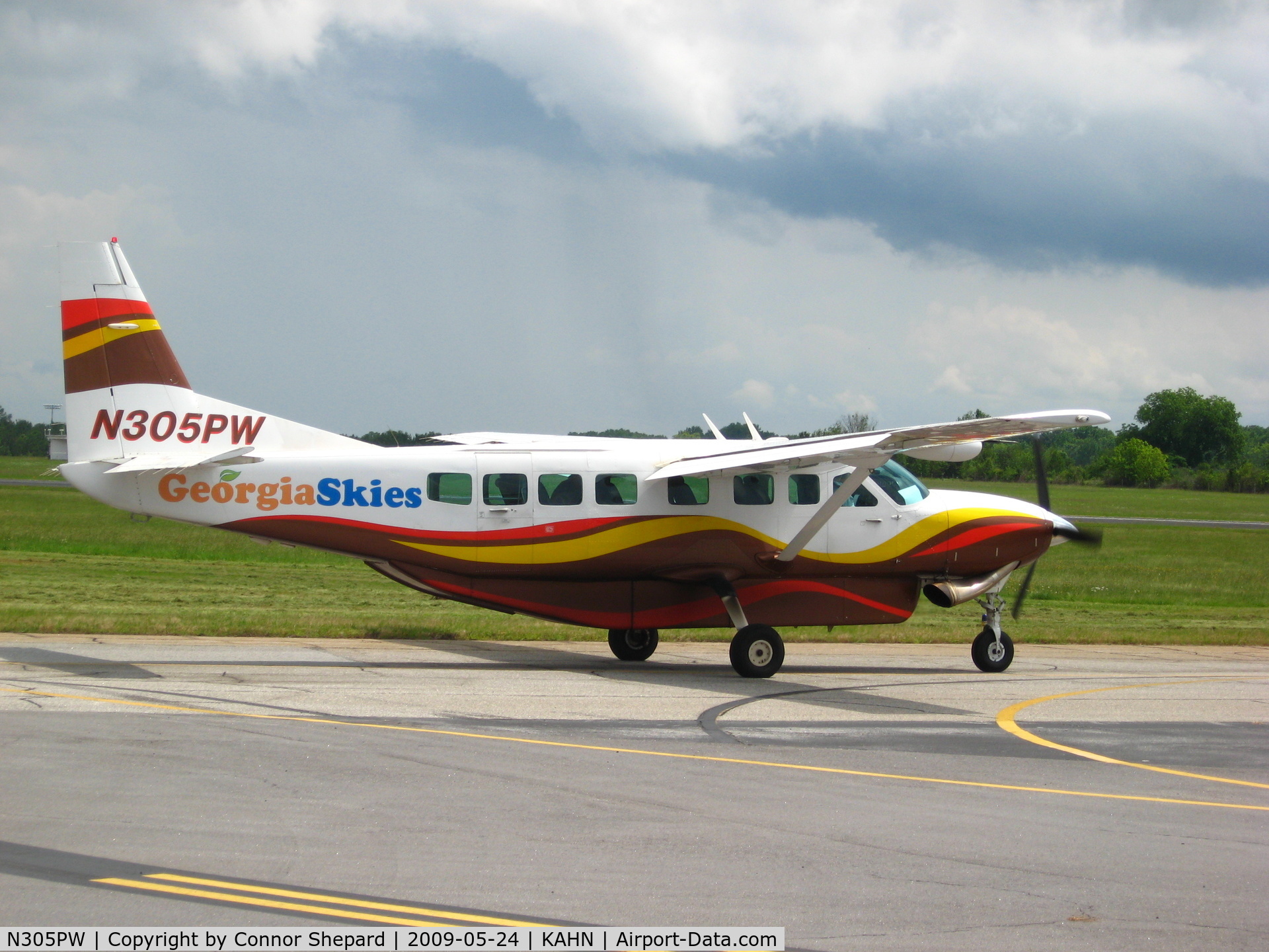 N305PW, 2000 Cessna 208B C/N 208B0828, Taxiing to Runway 9