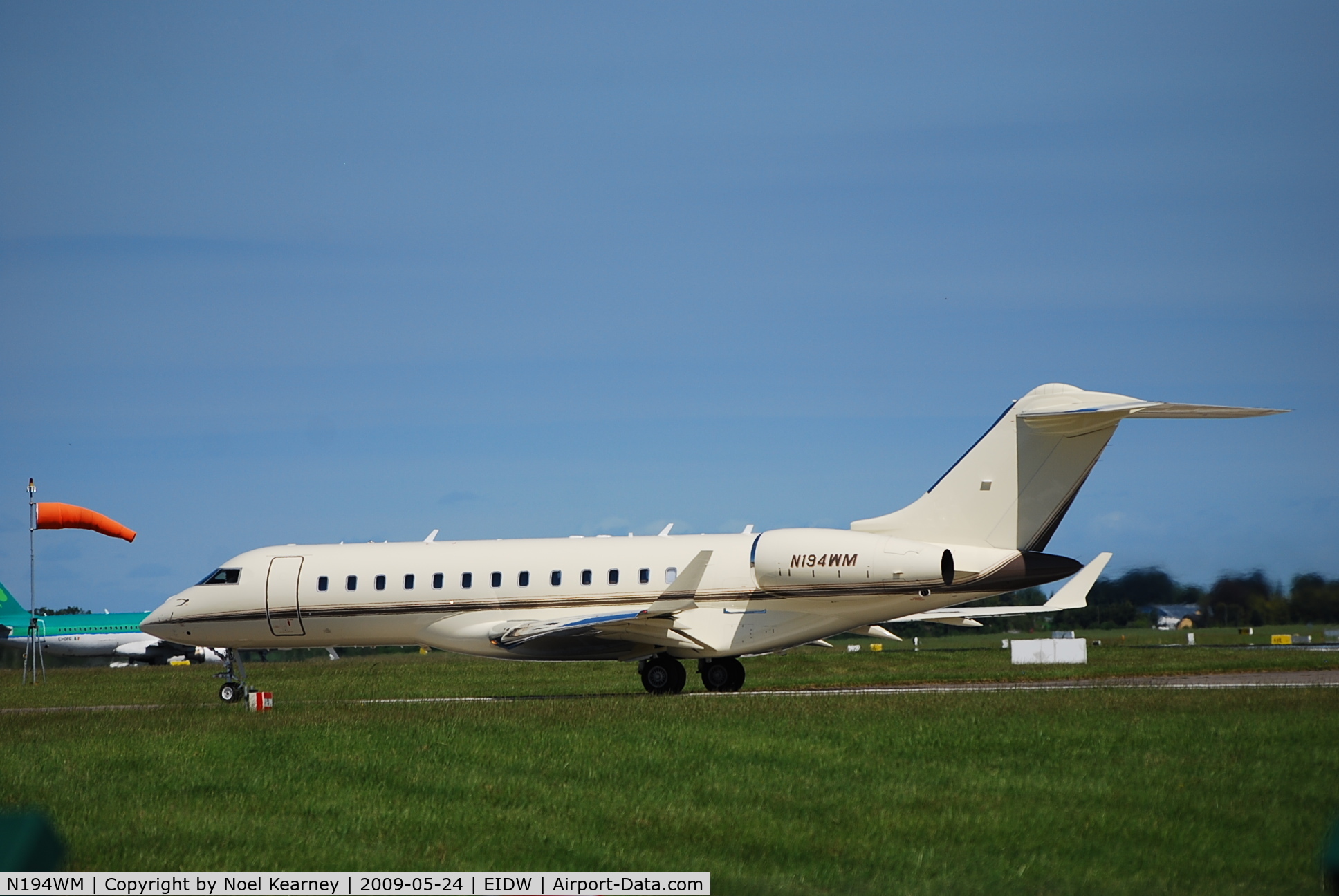 N194WM, 2008 Bombardier BD-700-1A10 Global Express C/N 9277, Departing RWY28 at Dublin