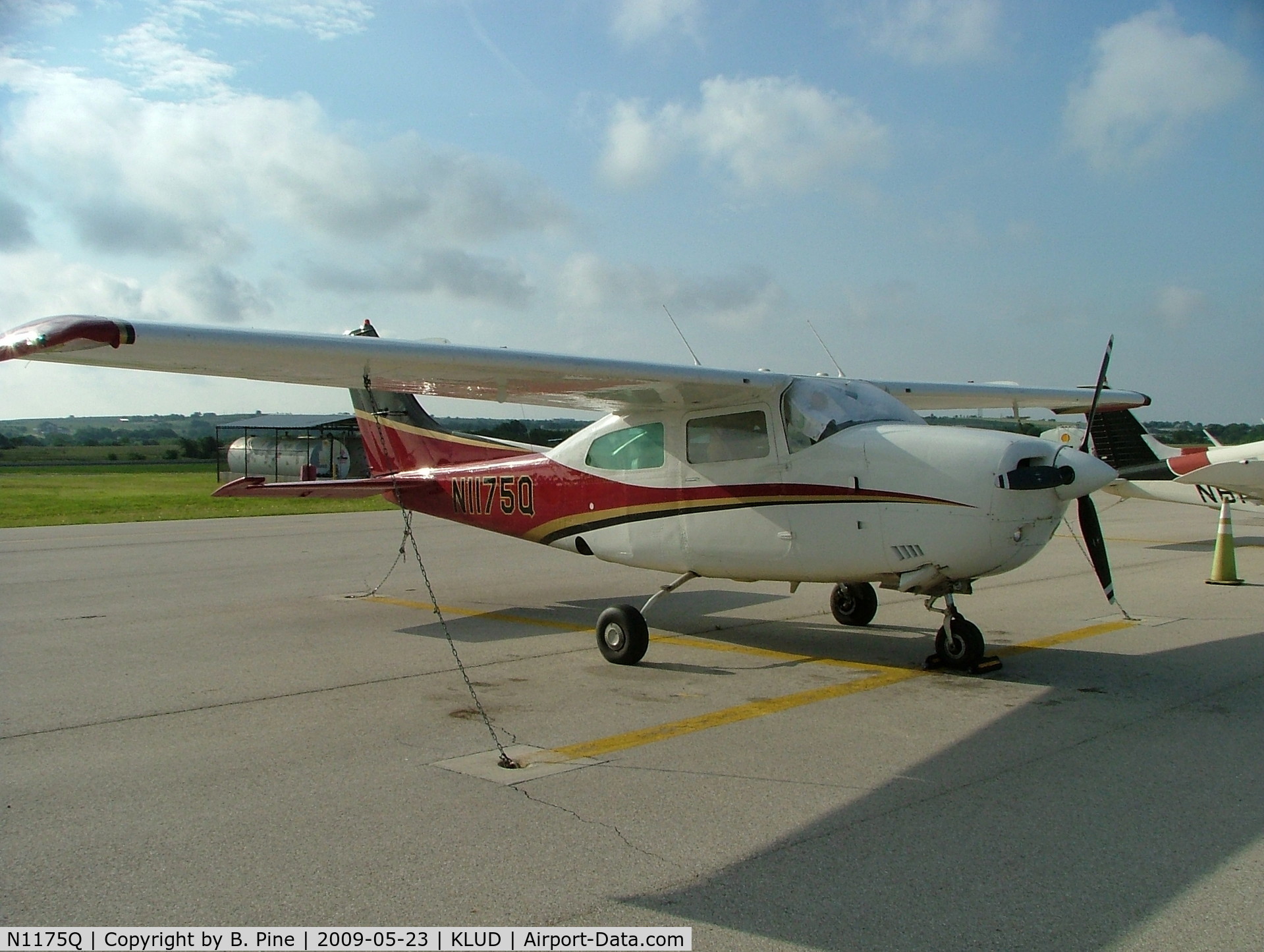 N1175Q, 1972 Cessna 210L Centurion C/N 21059675, Cessna 210 parked at Decatur Airport