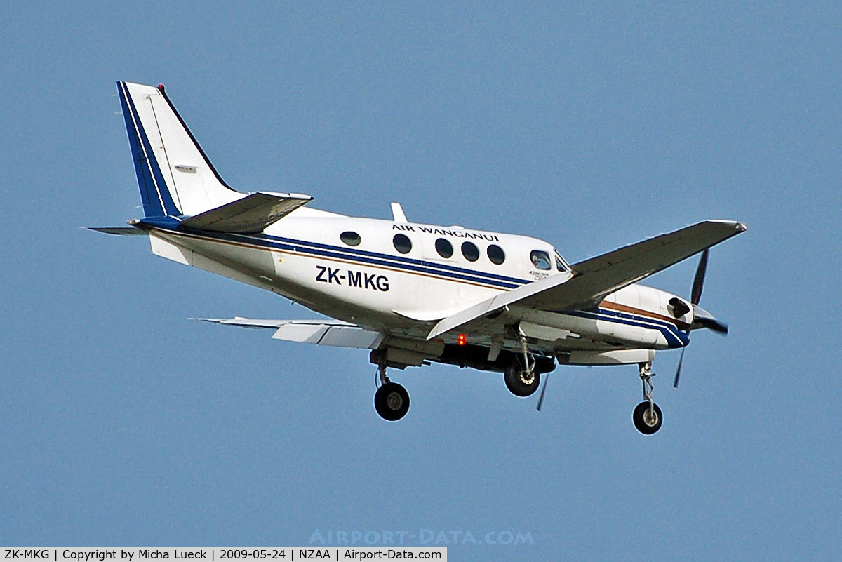ZK-MKG, 1994 Beech C90A King Air C/N LJ-1367, On finals