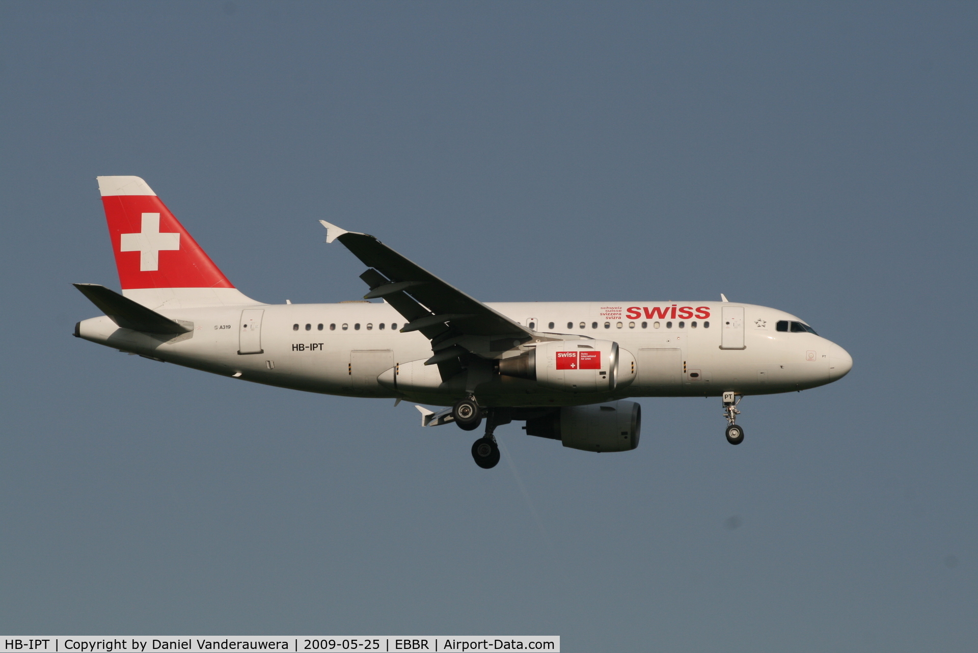 HB-IPT, 1997 Airbus A319-112 C/N 727, flight LX776 is descending to rwy 25L