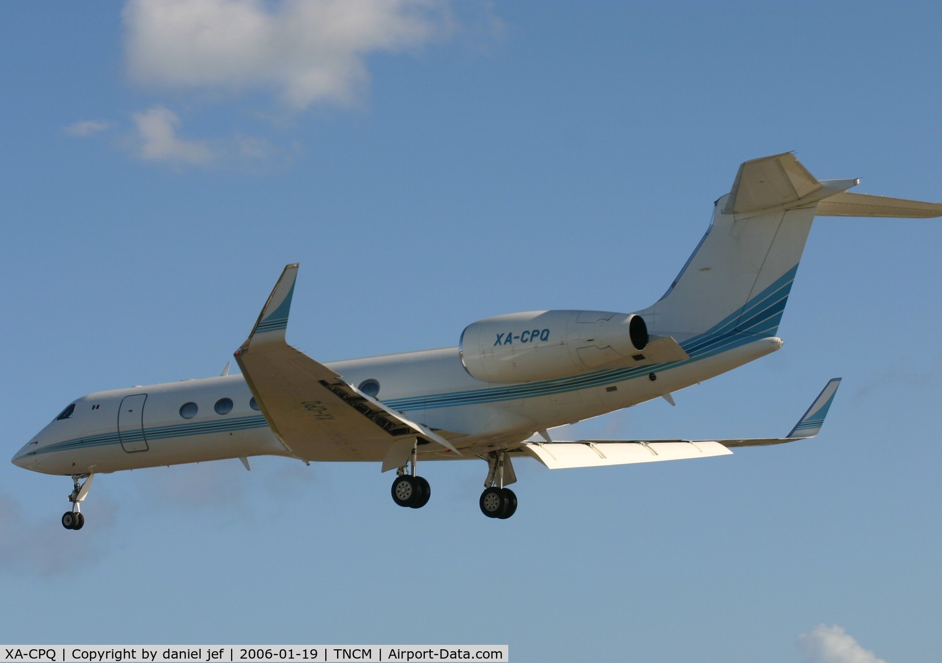 XA-CPQ, 1998 Gulfstream Aerospace G-V C/N 533, Landing 10