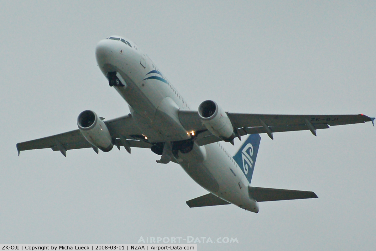 ZK-OJI, 2004 Airbus A320-232 C/N 2297, Climbing out of Auckland