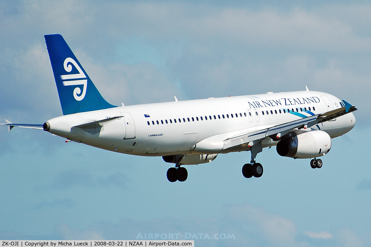 ZK-OJI, 2004 Airbus A320-232 C/N 2297, On short finals