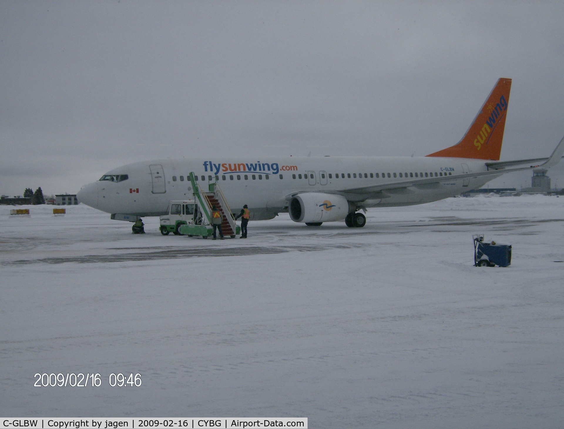 C-GLBW, 2003 Boeing 737-8Q8 C/N 30671, Départ de Bagotville (CYBG) pour Punta Cana (MDPC)
