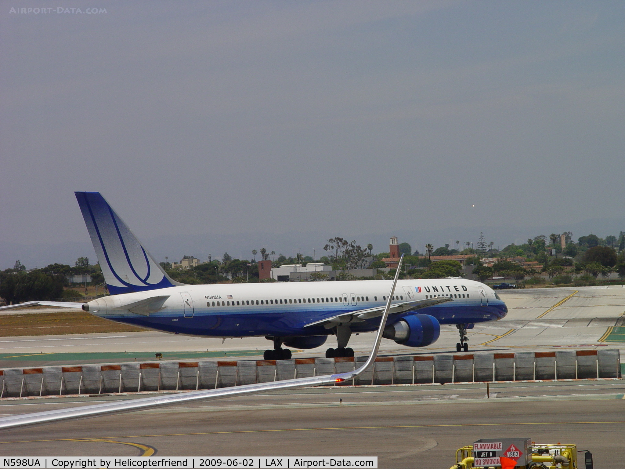 N598UA, 1999 Boeing 757-222 C/N 28751, Taxiing to Runway 24L
