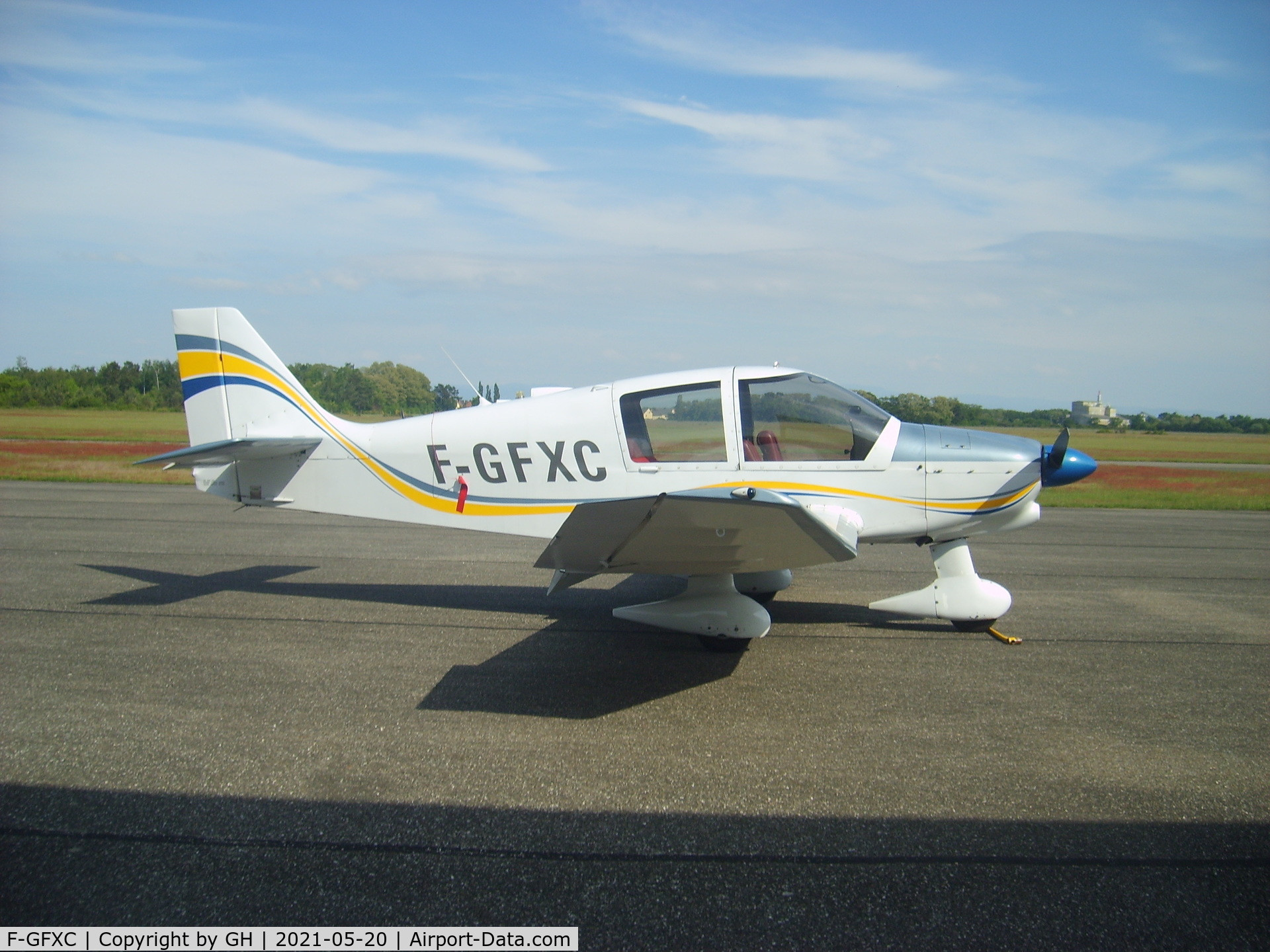 F-GFXC, Robin DR-400-120 C/N 1752, It's a DR400/120 paint in white, yellow, blue
