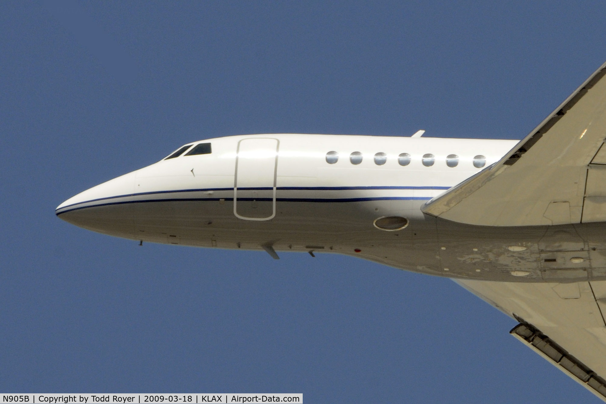 N905B, 2000 Dassault Falcon 2000 C/N 132, Departing LAX on 25L