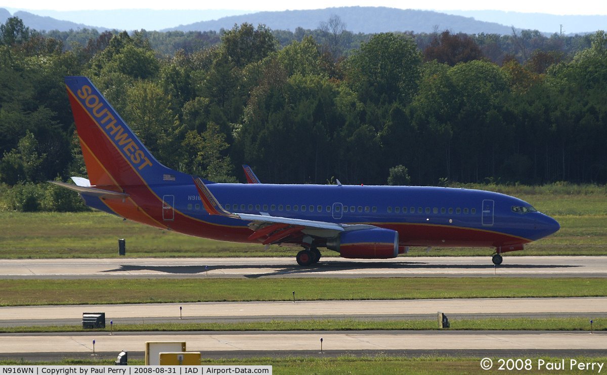 N916WN, 2008 Boeing 737-7H4 C/N 36623, A late afternoon Southwest arrival sliding in