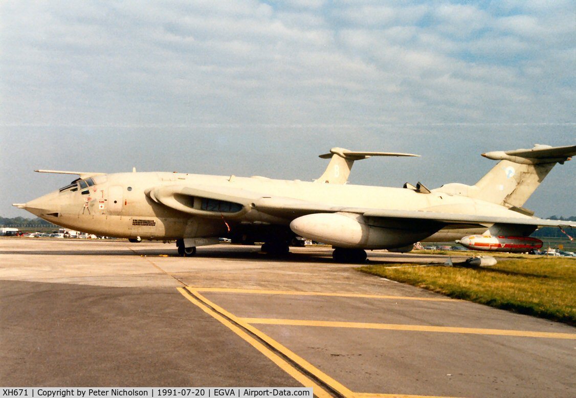 XH671, 1960 Handley Page Victor K.2 C/N HP80/56, Victor K.2 of 55 Squadron at the 1991 Intnl Air Tattoo at RAF Fairford.