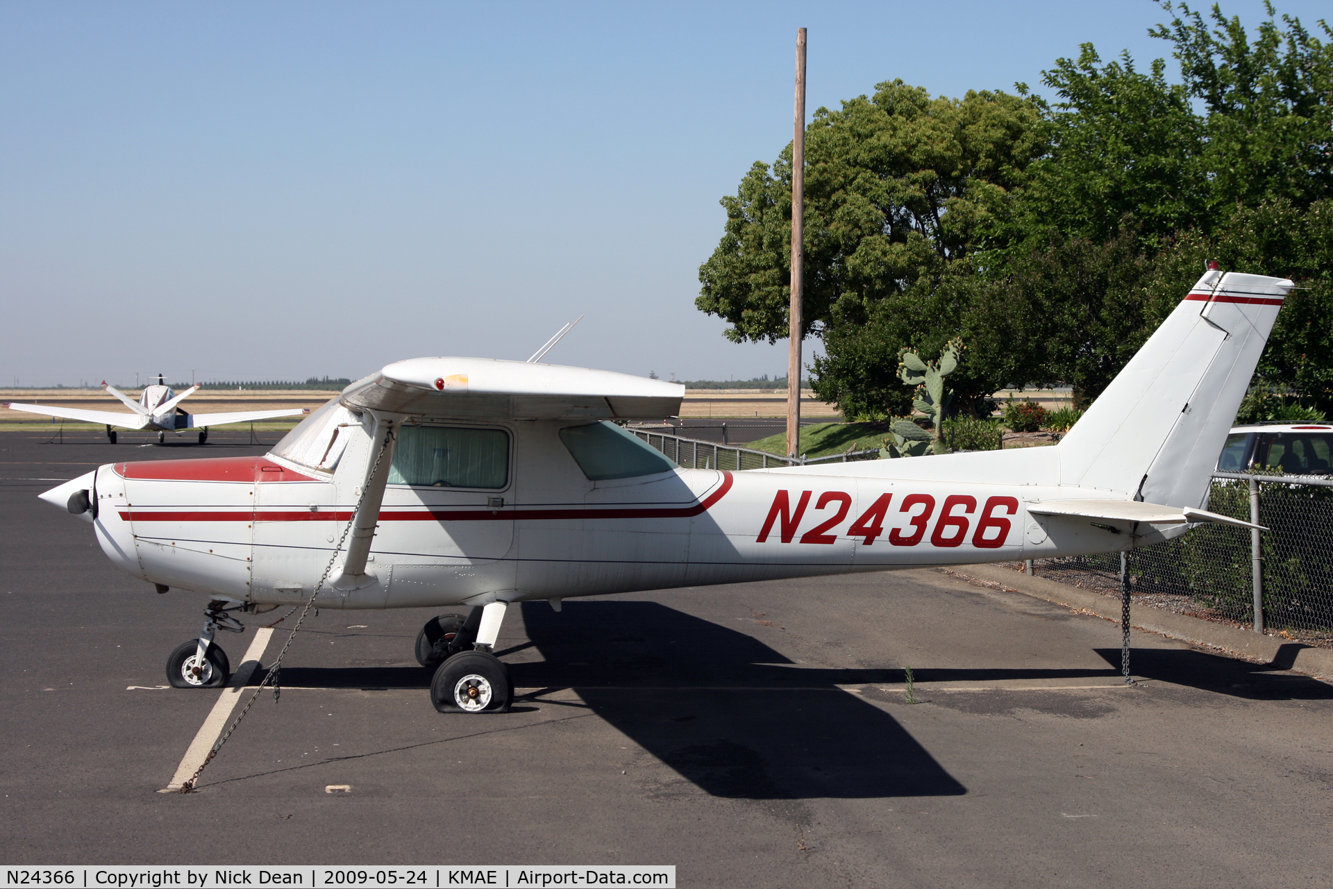 N24366, 1977 Cessna 152 C/N 15280238, KMAE