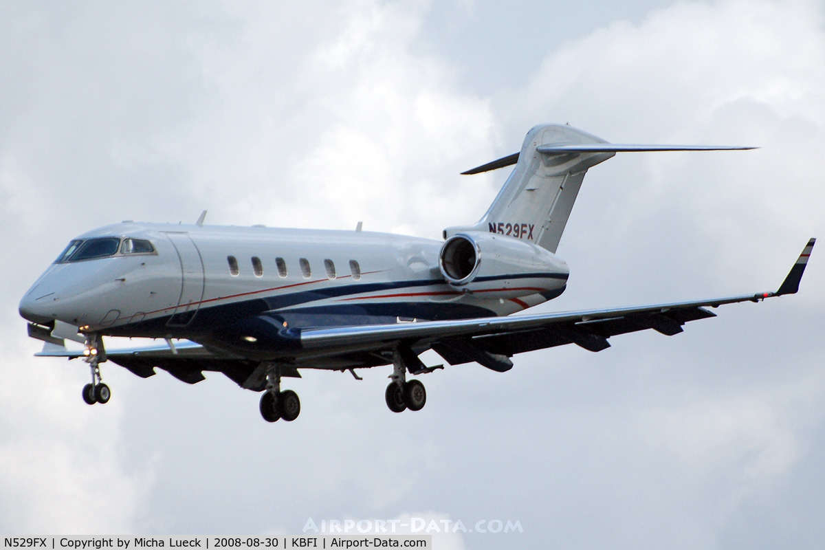 N529FX, 2006 Bombardier Challenger 300 (BD-100-1A10) C/N 20128, On finals at BFI