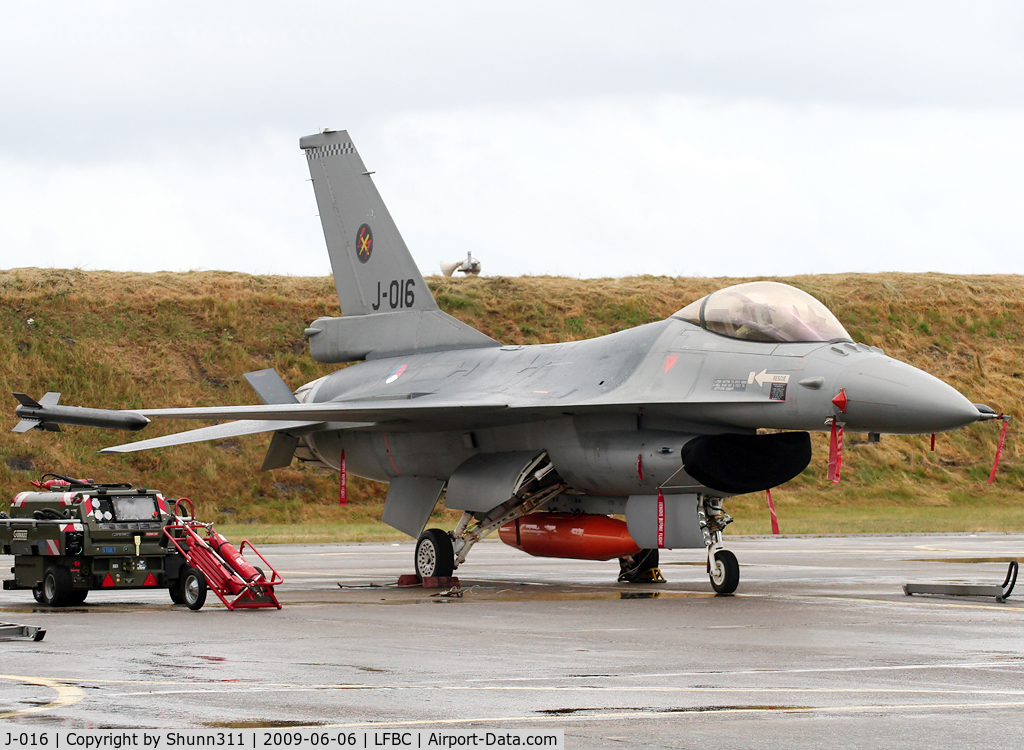 J-016, General Dynamics F-16AM Fighting Falcon C/N 6D-172, Used as spare of J-015 during LFBC Airshow 2009