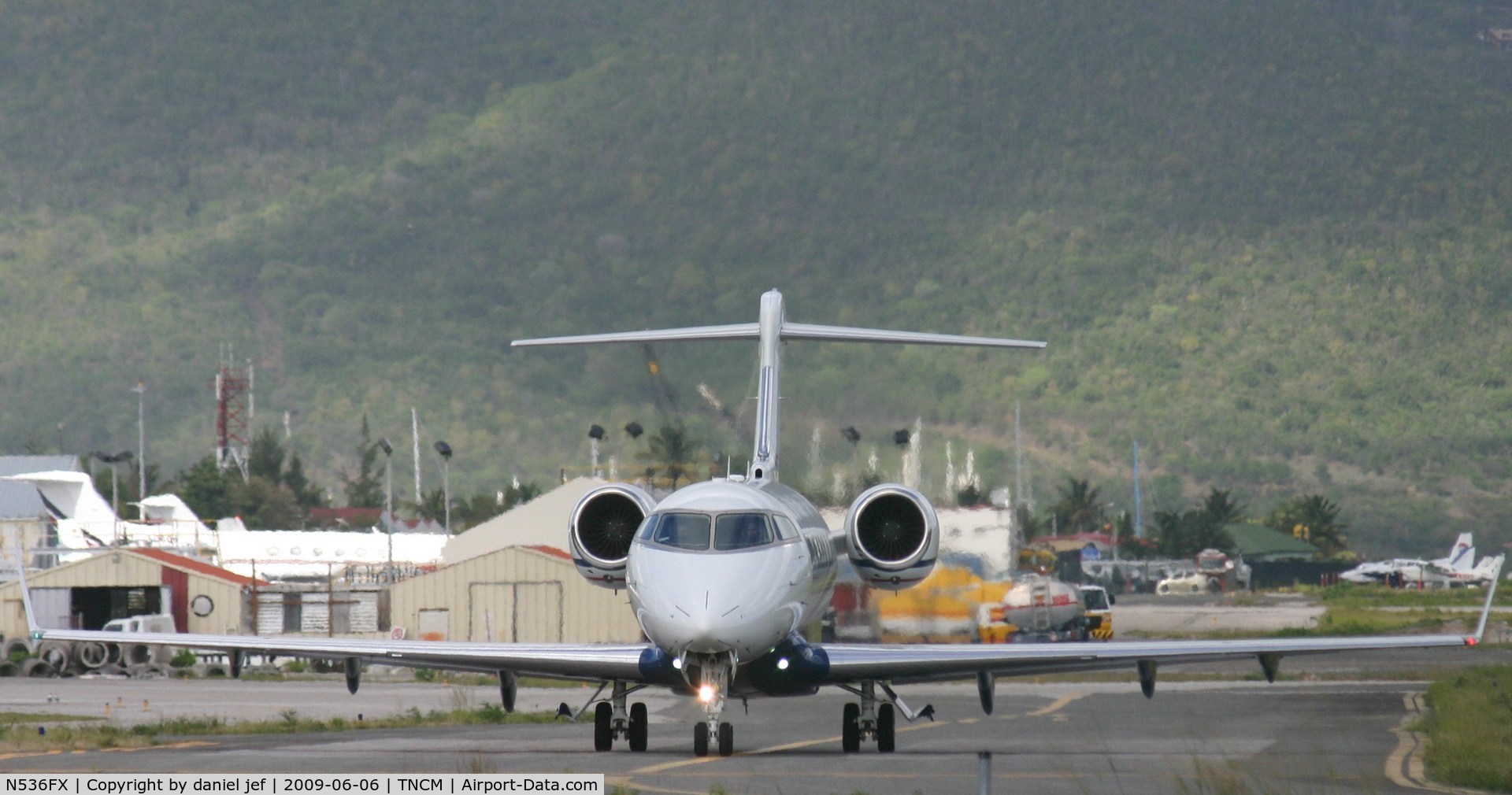 N536FX, 2007 Bombardier Challenger 300 (BD-100-1A10) C/N 20171, taking off rn10