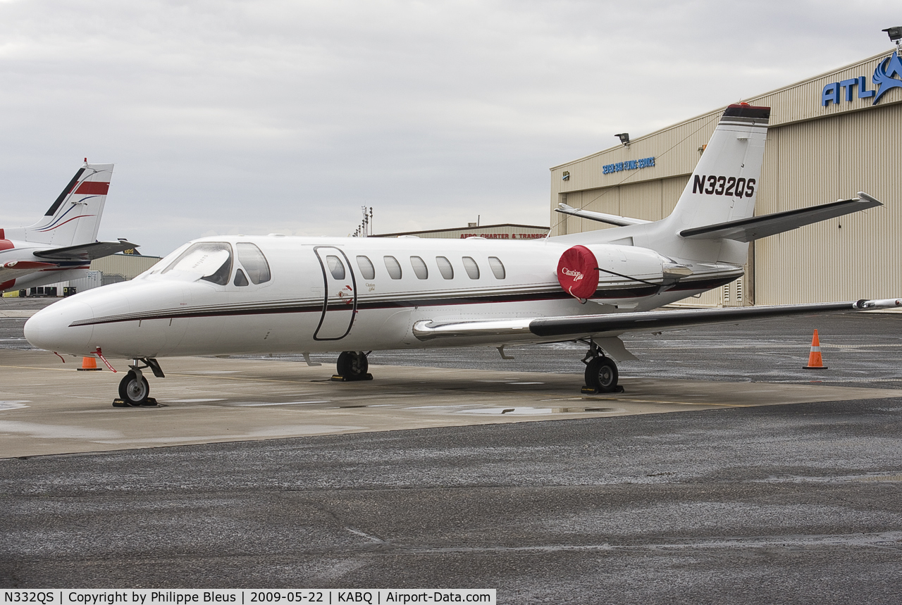 N332QS, 1999 Cessna 560 C/N 560-0523, Parking position at Albuquerque by poor weather (