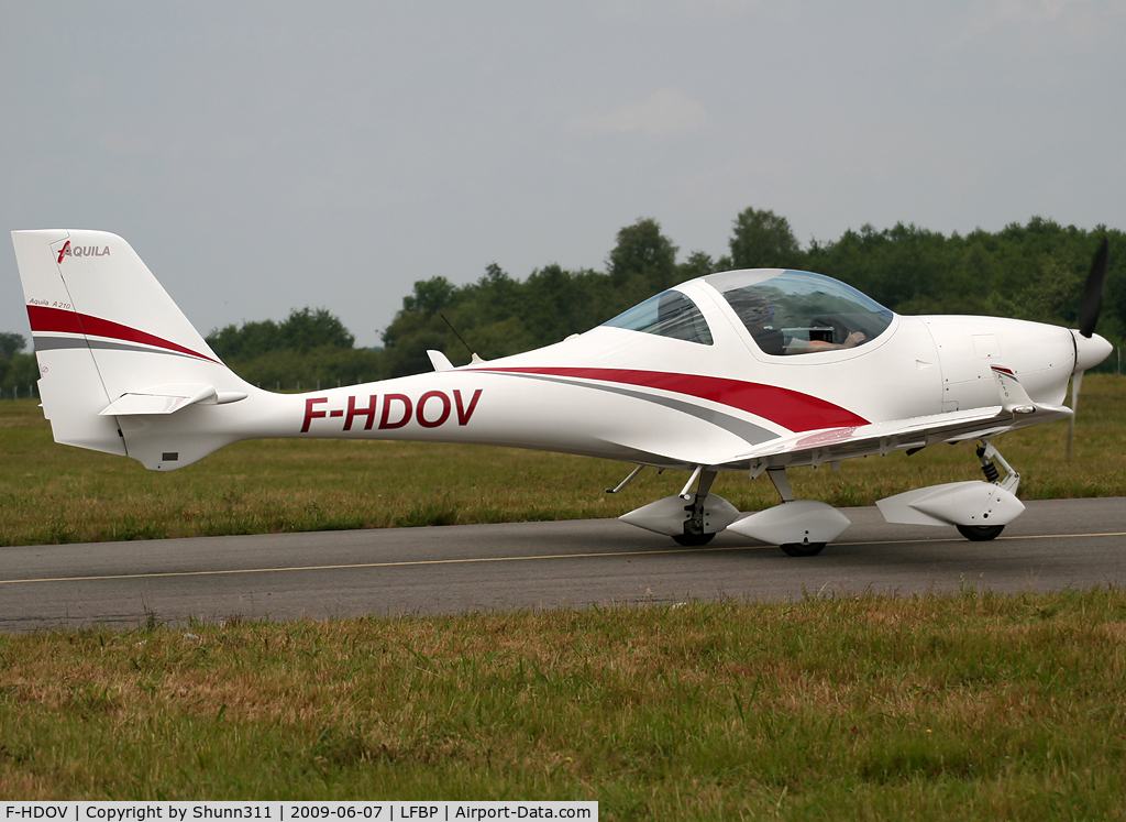 F-HDOV, 2008 Aquila A210 (AT01) C/N AT01-182, Departing during LFBP Open Day 2009