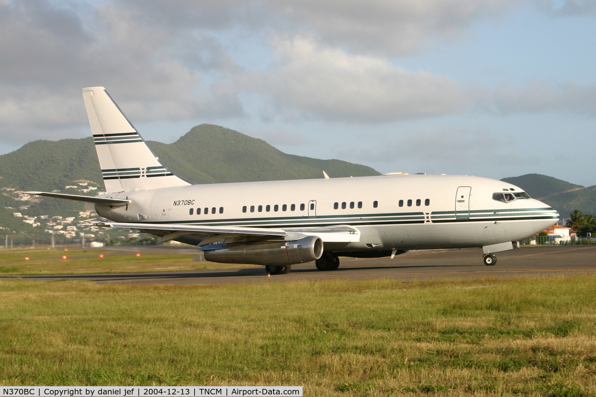 N370BC, 1986 Boeing 737-205 C/N 23468, taxing runway 10