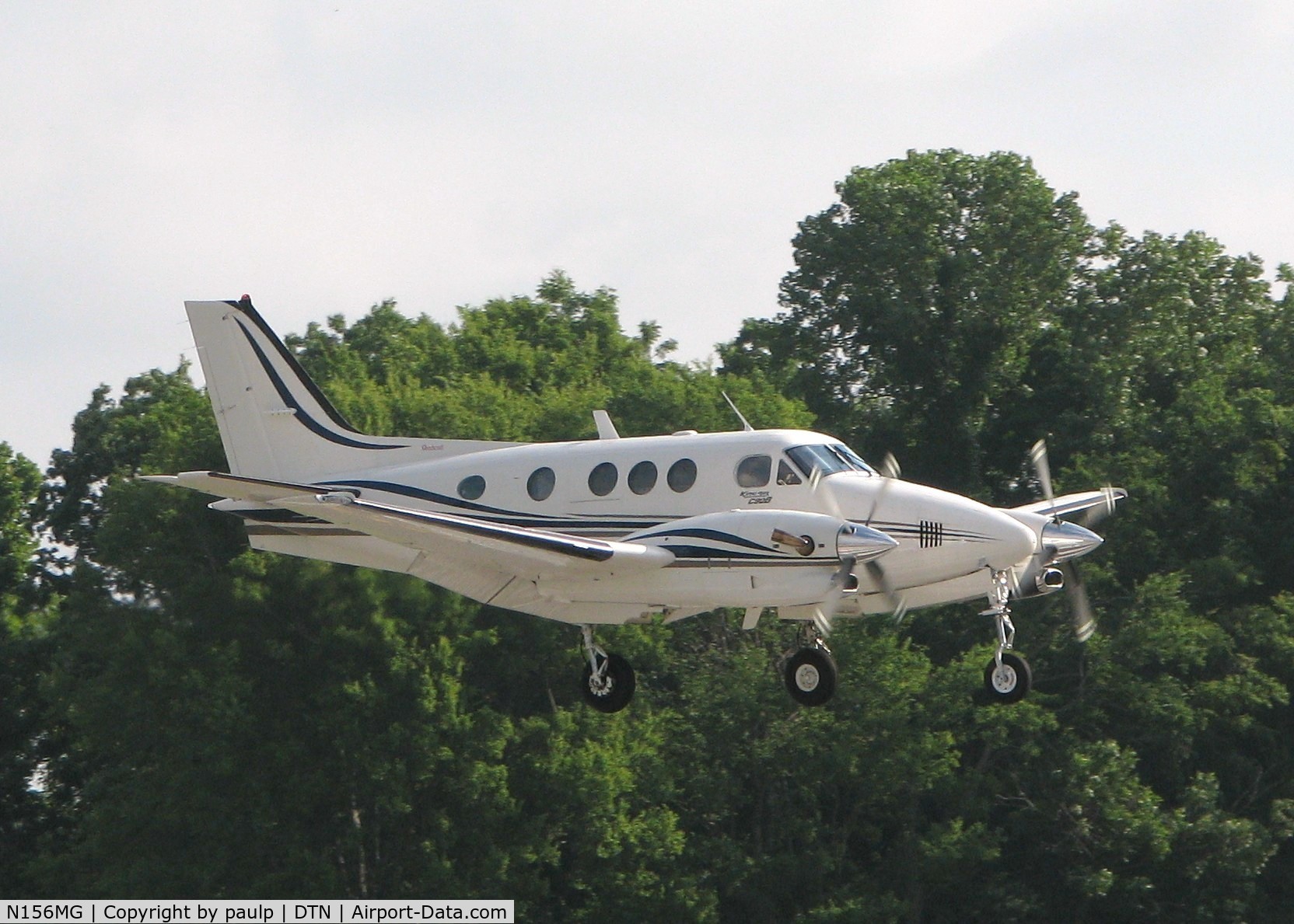 N156MG, 2000 Raytheon Aircraft Company C90A C/N LJ-1615, Landing on runway 14 at the Shreveport Downtown airport.