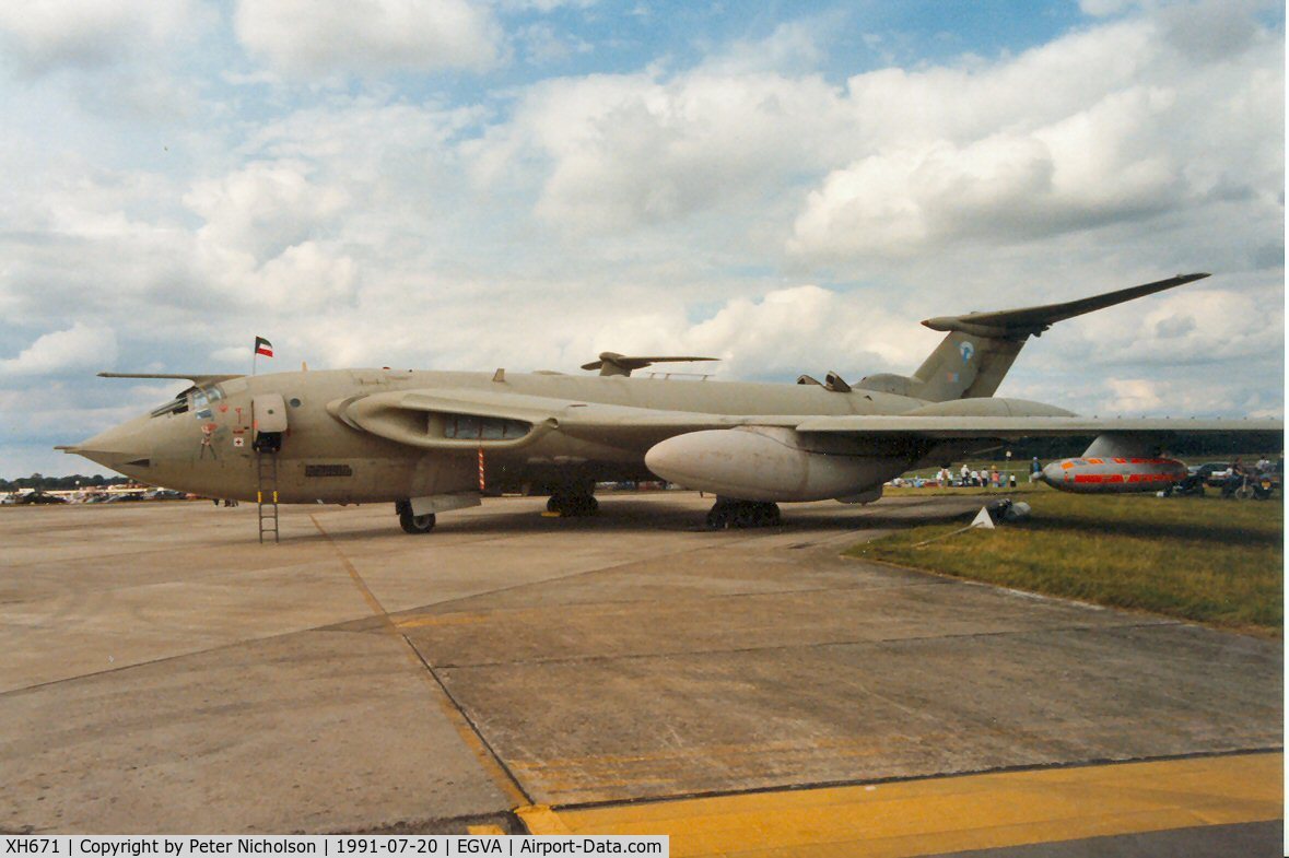 XH671, 1960 Handley Page Victor K.2 C/N HP80/56, Another view of the 55 Squadron Victor K.2 on display at the 1991 Intnl Air Tattoo at RAF Fairford.