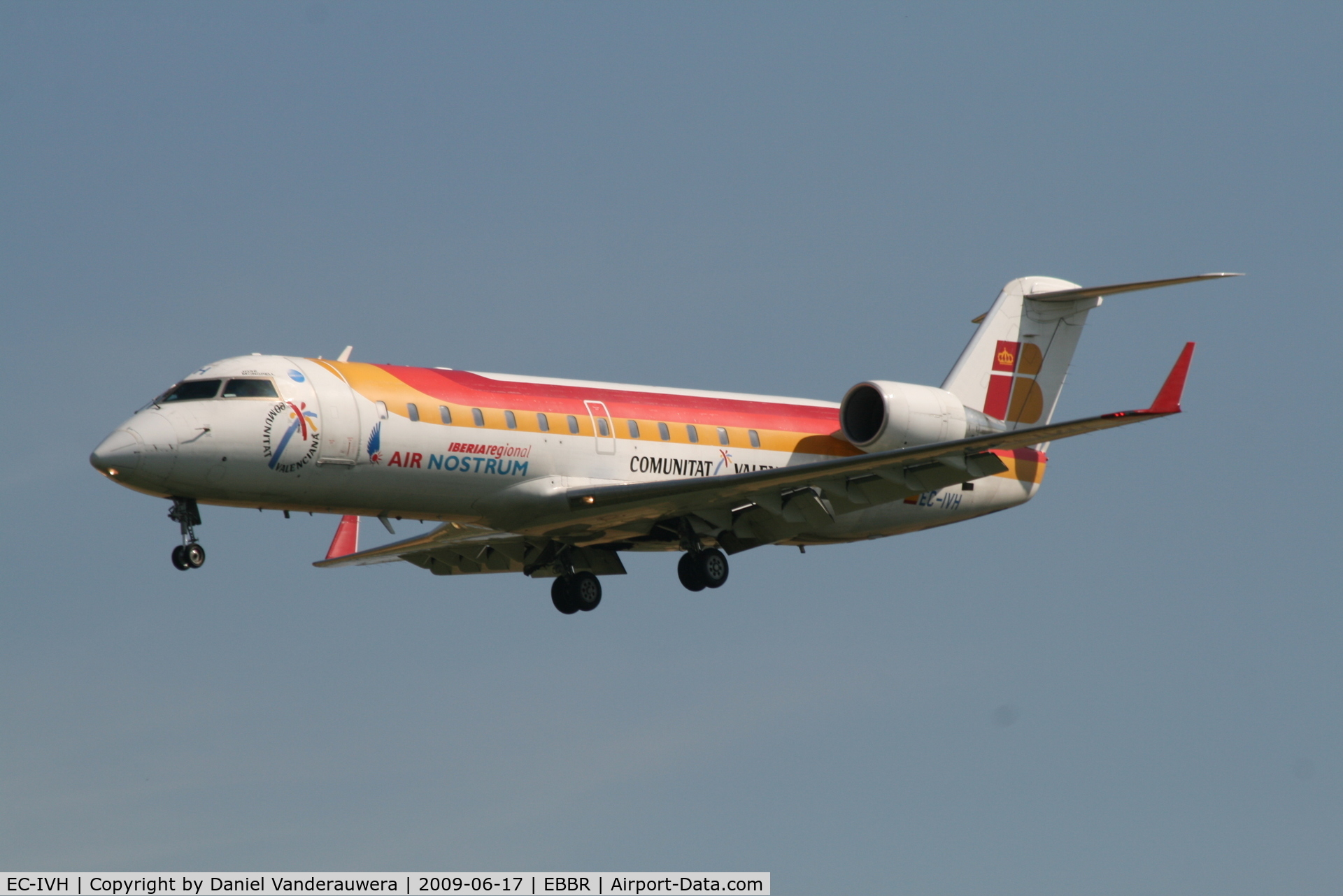 EC-IVH, 2004 Bombardier CRJ-200ER (CL-600-2B19) C/N 7915, arrival of flight IB8090 to rwy 25L