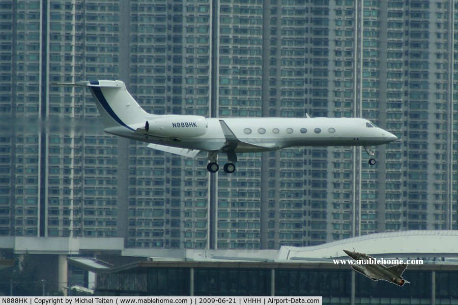 N888HK, 2008 Gulfstream Aerospace GV-SP (G550) C/N 5213, Bizz jet landing in front of the towers from Tung Chung