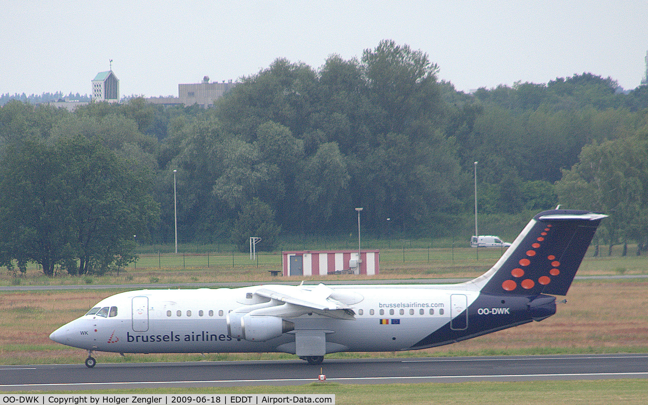 OO-DWK, 1999 British Aerospace Avro 146-RJ100 C/N E3360, EU-Shuttle from Brussels arrives at TXL