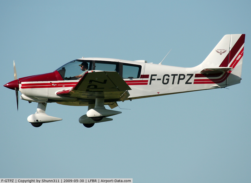 F-GTPZ, Robin DR-400-160 Chevalier C/N 2403, Landing rwy 12 before LFBR Airshow 2009