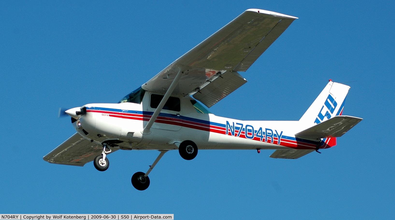 N704RY, 1976 Cessna 150M C/N 15078825, in flight, on final