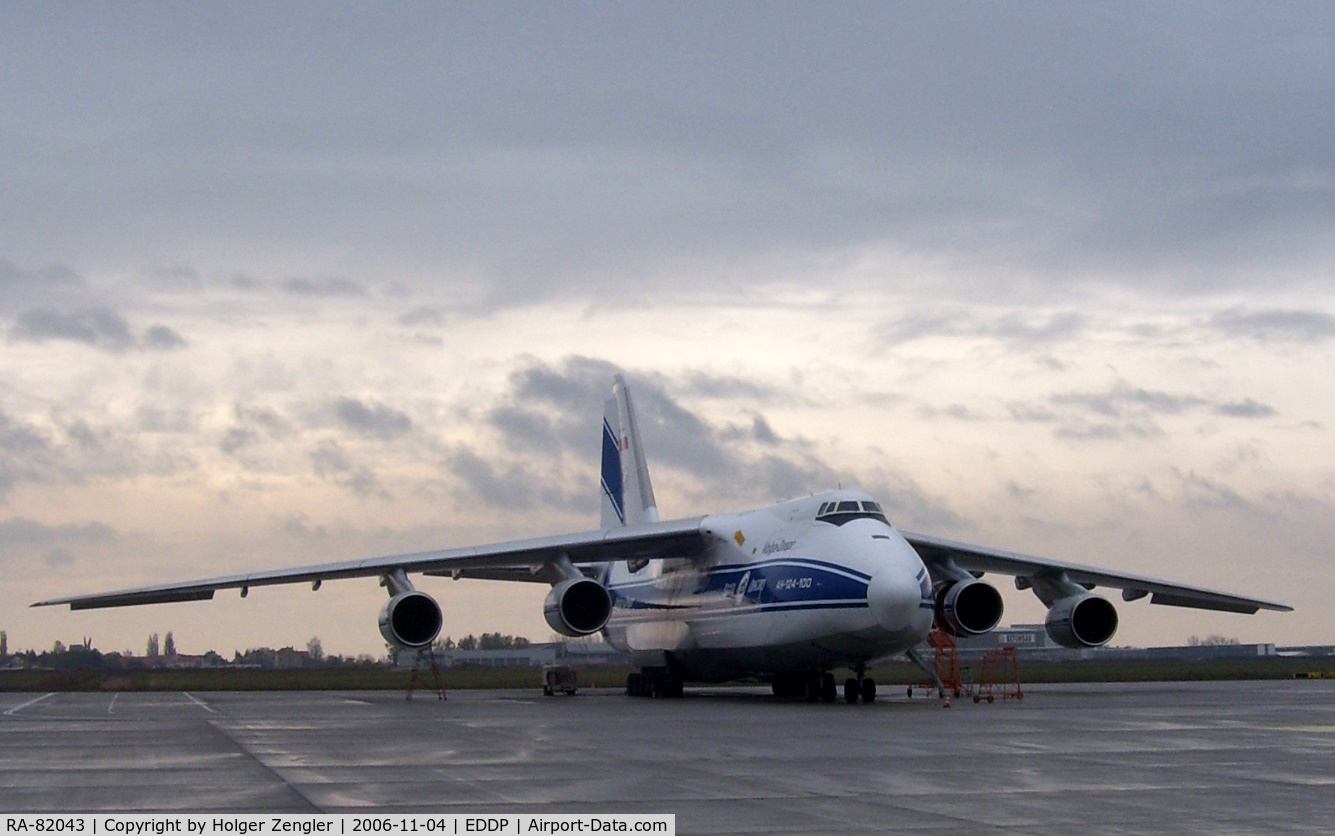 RA-82043, 1990 Antonov An-124-100 Ruslan C/N 9773054155101/0607, Big Baby in bad weather