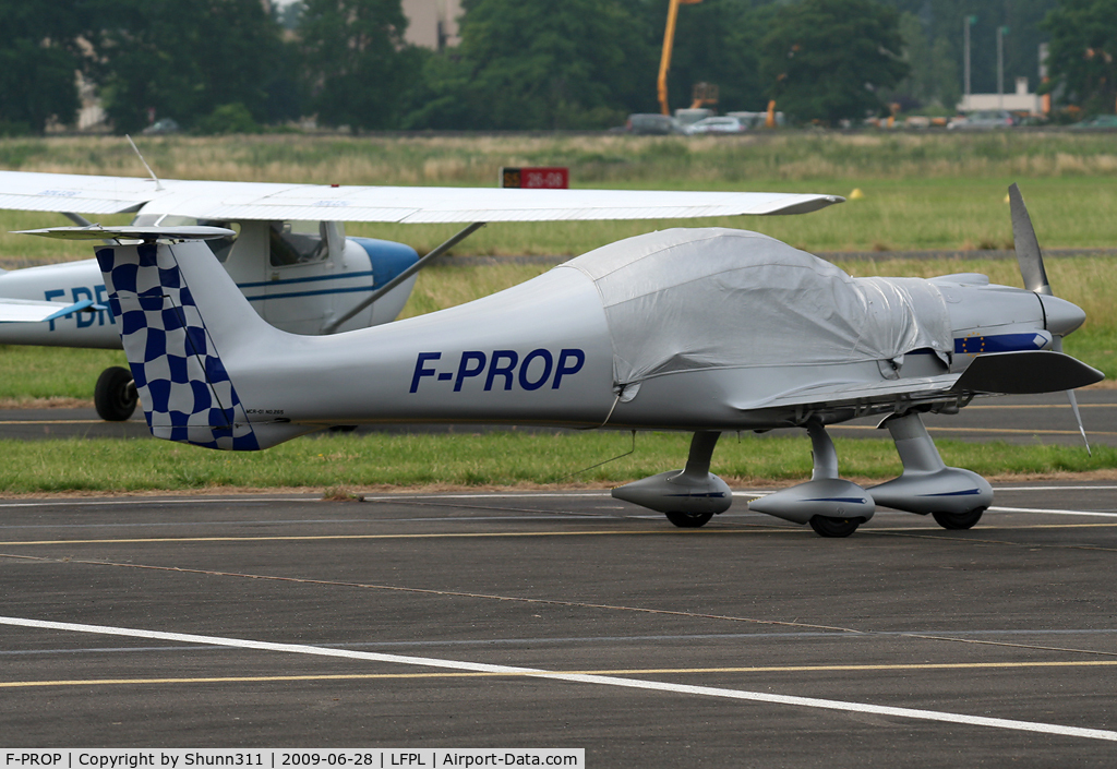 F-PROP, Dyn'Aero MCR Sportster C/N 265, Parked...