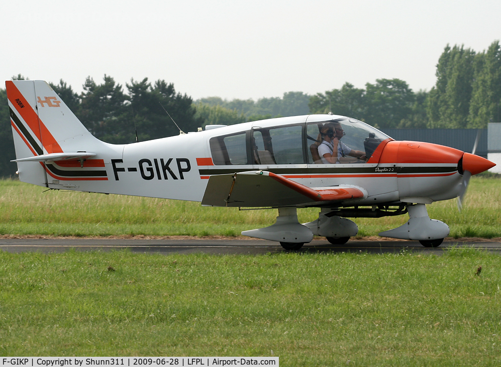 F-GIKP, Robin DR-400-120 Dauphin 2+2 C/N 1948, Taxiing for a new light flight...
