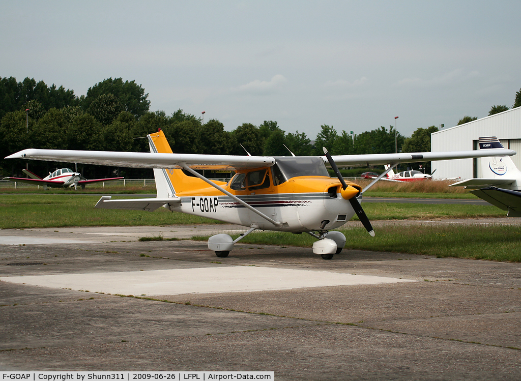 F-GOAP, 1998 Cessna 172R C/N 17280423, Parked...