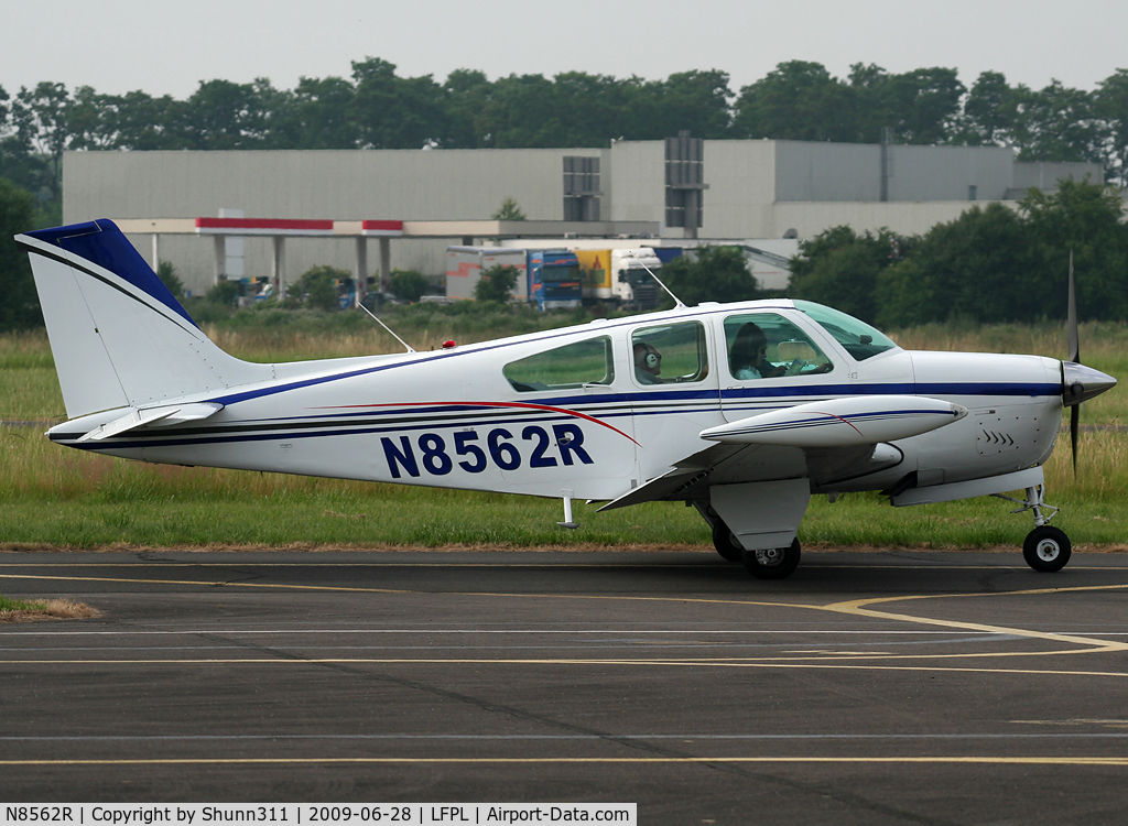 N8562R, 1974 Beech F33A Bonanza C/N CE-534, Taxiing for departure...