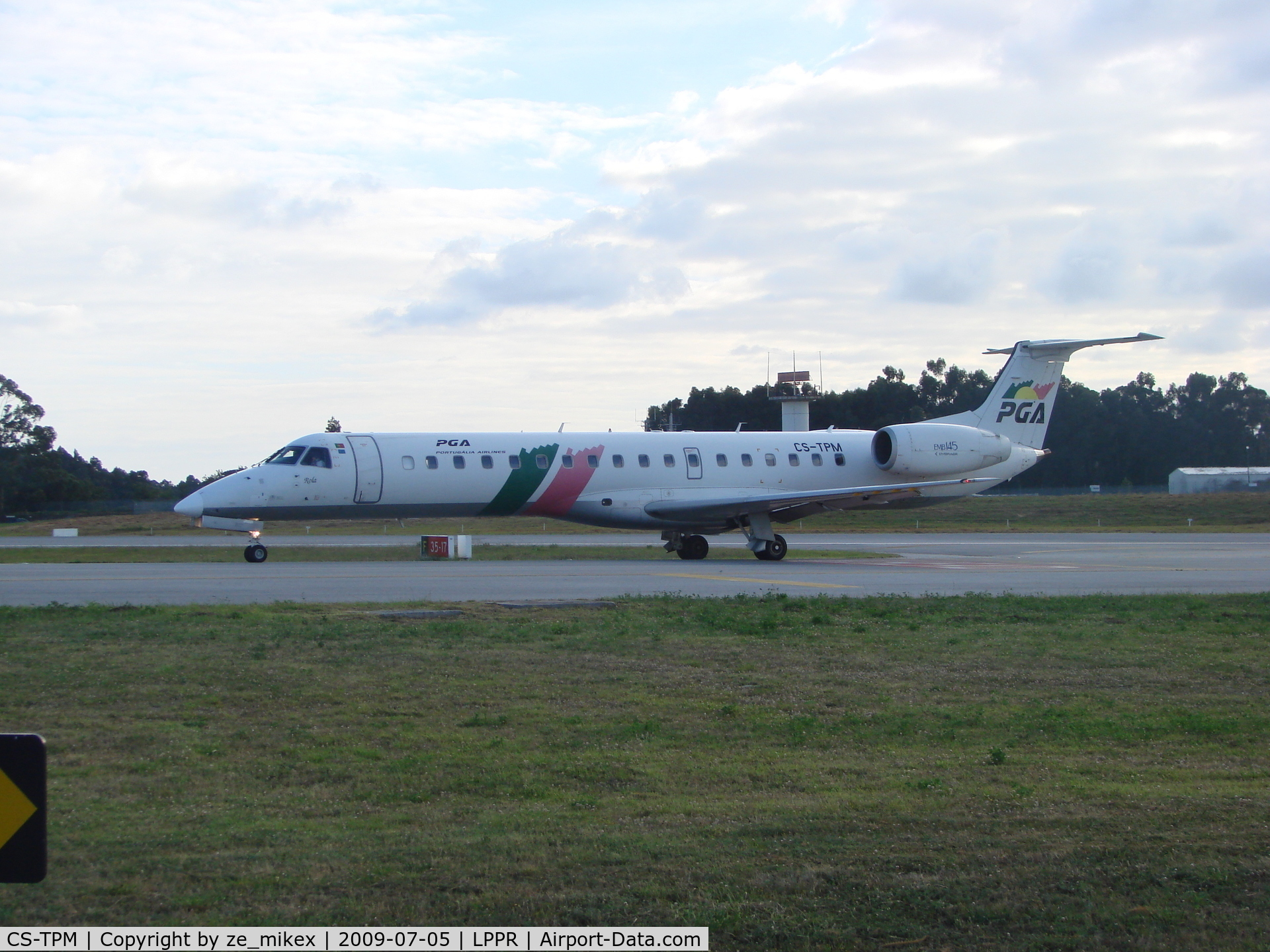 CS-TPM, 1998 Embraer EMB-145EP (ERJ-145EP) C/N 145095, Taxing after landing