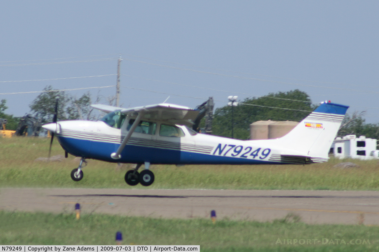 N79249, 1969 Cessna 172K Skyhawk C/N 17257997, At Denton Municipal (it's hot out there! )