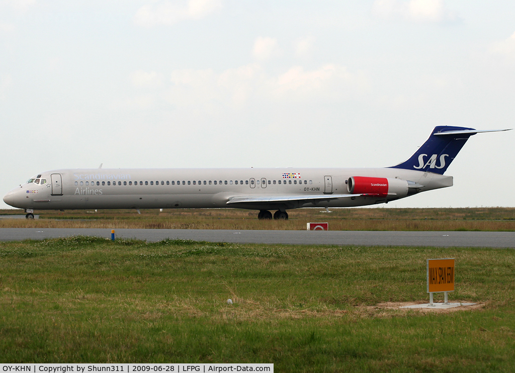 OY-KHN, 1991 McDonnell Douglas MD-82 (DC-9-82) C/N 53000, Taxiing for departure...