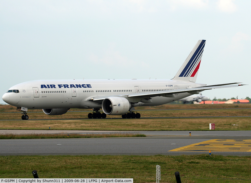 F-GSPM, 2000 Boeing 777-228/ER C/N 30456, Taxiing for departure with 'Air France / KLM' titles on cockpit