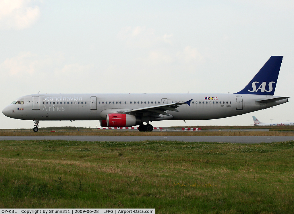 OY-KBL, 2001 Airbus A321-232 C/N 1619, Taxiing for departure...