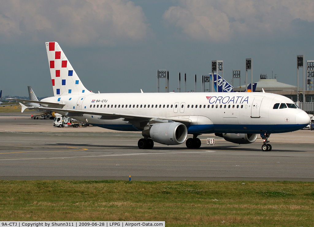 9A-CTJ, 1999 Airbus A320-214 C/N 1009, Taxiing for departure...