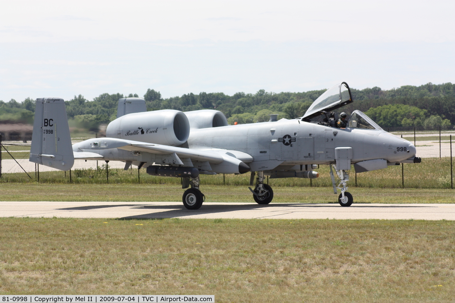 81-0998, 1980 Fairchild Republic A-10A Thunderbolt II C/N A10-0693, From The 110th Fighter Wing, Battle Creek ANGB, Taxi To USCG Hangar