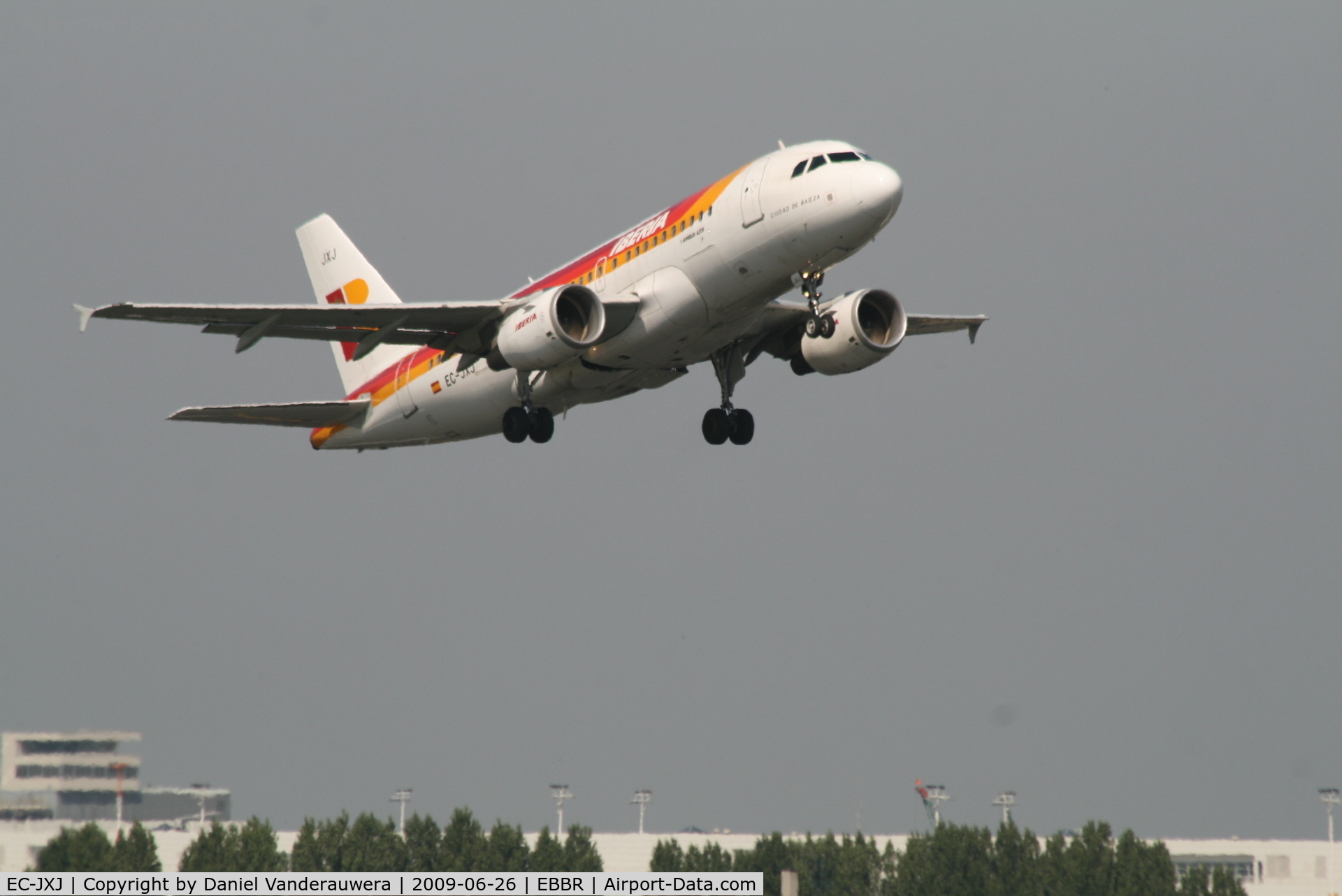 EC-JXJ, 2006 Airbus A319-111 C/N 2889, Flight IB3217 is taking off from rwy 07R