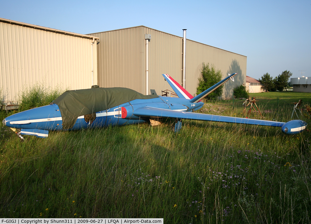 F-GIGJ, Fouga CM-170 Magister C/N 561, Parked in the grass... Due to be restored one day...