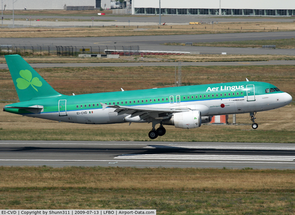 EI-CVD, 2001 Airbus A320-214 C/N 1467, Landing rwy 14R