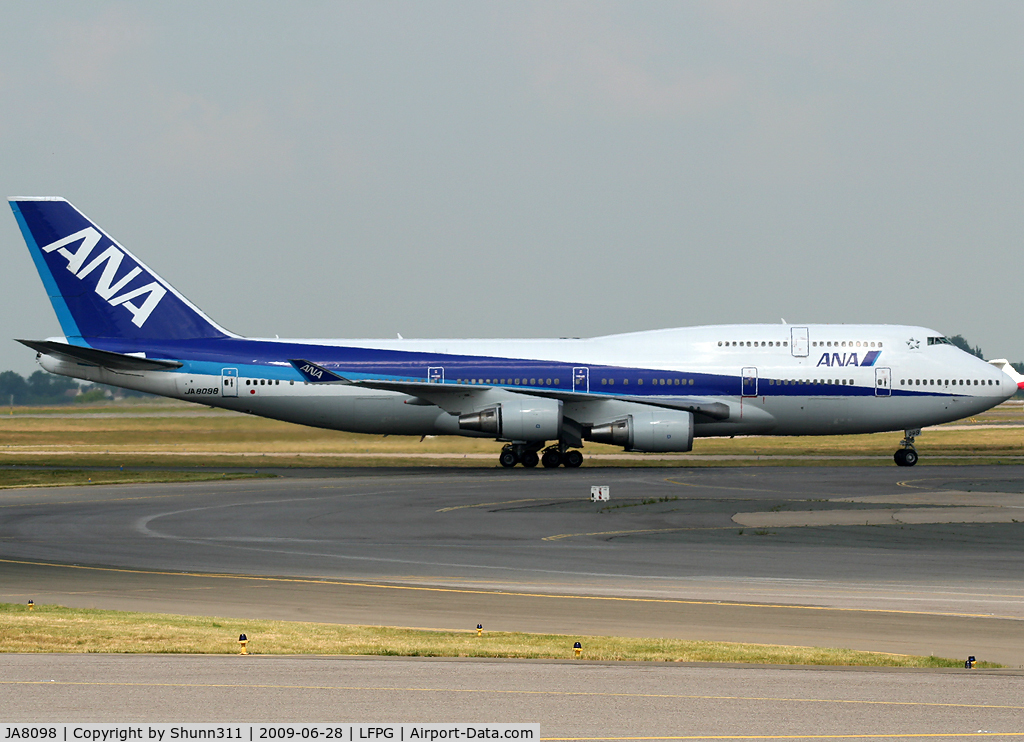JA8098, 1991 Boeing 747-481 C/N 25207, Taxiing to his gate...