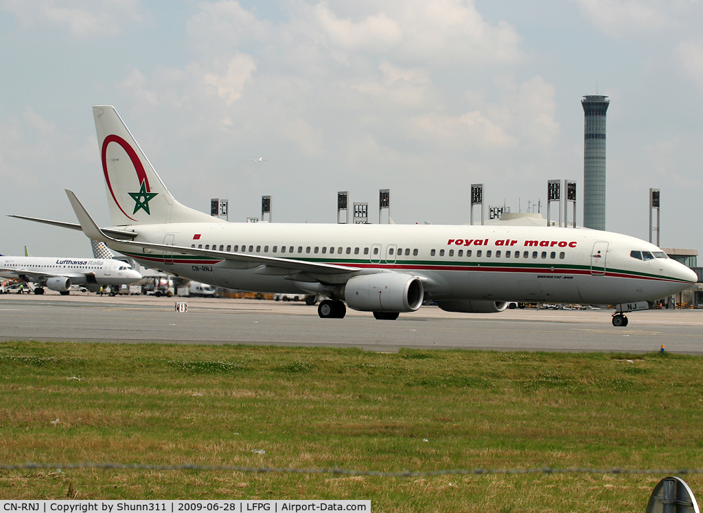 CN-RNJ, 1998 Boeing 737-8B6 C/N 28980, Taxiing to his gate...