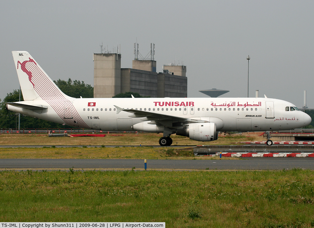 TS-IML, 1999 Airbus A320-211 C/N 0958, Taxiing on parallels runways...